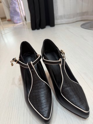 Zapatos de tacón negros con detalles dorados