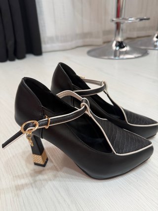 Zapatos de tacón negros con detalles dorados