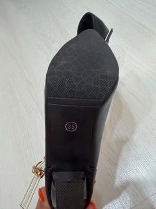 Zapatos de tacón negros con detalles dorados