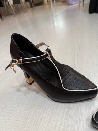 Zapatos de tacón negros con detalles dorados