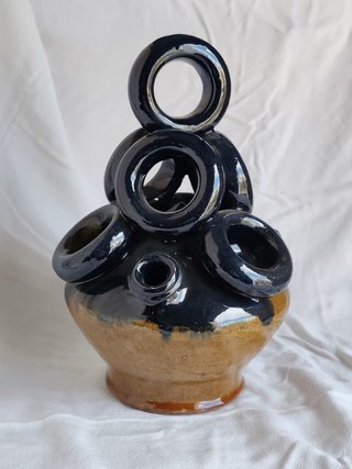 Cántaro de cerámica negro y marrón