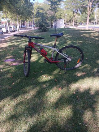 Bicicleta de montaña Decathlon roja