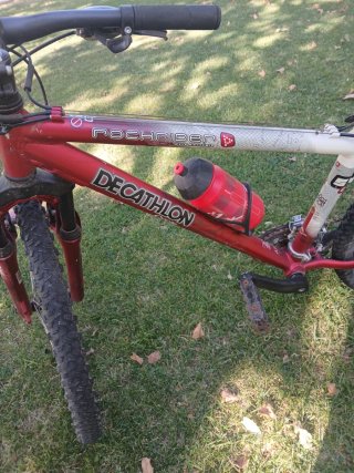 Bicicleta de montaña Decathlon roja