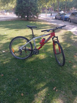 Bicicleta de montaña Decathlon roja