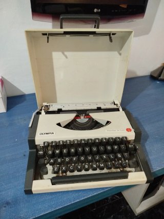 Máquina de escribir Olympia Traveller de Luxe
