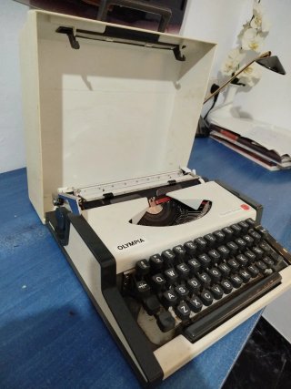 Máquina de escribir Olympia Traveller de Luxe