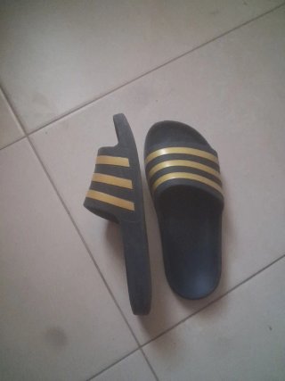 Chanclas Adidas Negras y Doradas