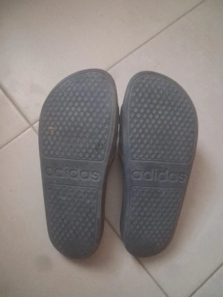 Chanclas Adidas Negras y Doradas