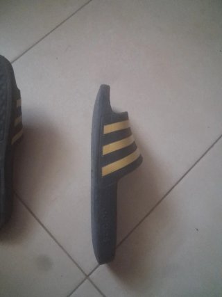 Chanclas Adidas Negras y Doradas