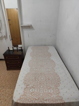 Se alquila habitación solo mujer d