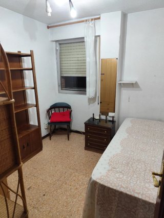 Se alquila habitación solo mujer d