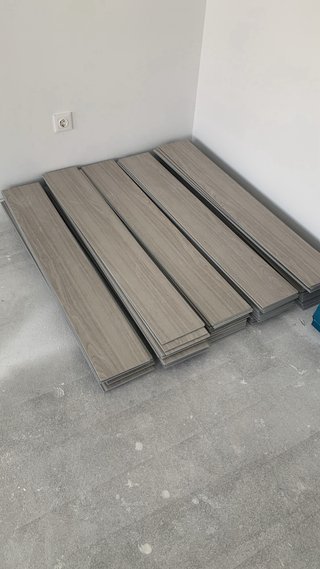 Suelo vinilo spc 5,5mm 0,55 capa uso. Color gris.