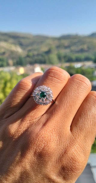 Anillo con piedra verde y detalles plateados