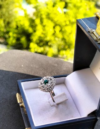 Anillo con piedra verde y detalles plateados