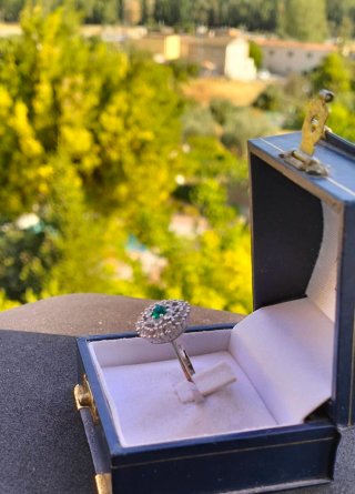 Anillo con piedra verde y detalles plateados