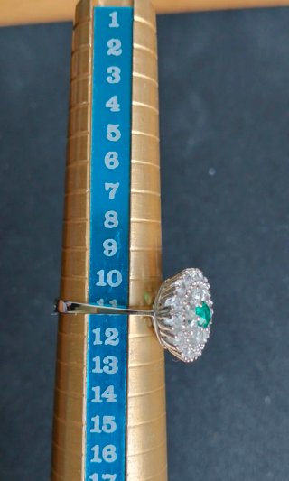 Anillo con piedra verde y detalles plateados