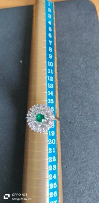 Anillo con piedra verde y detalles plateados