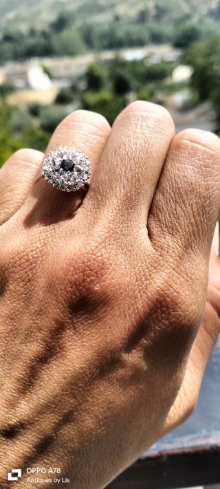 Anillo con piedra azul y detalles plateados
