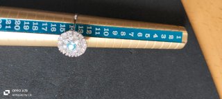 Anillo con piedra azul y detalles plateados