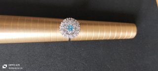 Anillo con piedra azul y detalles plateados