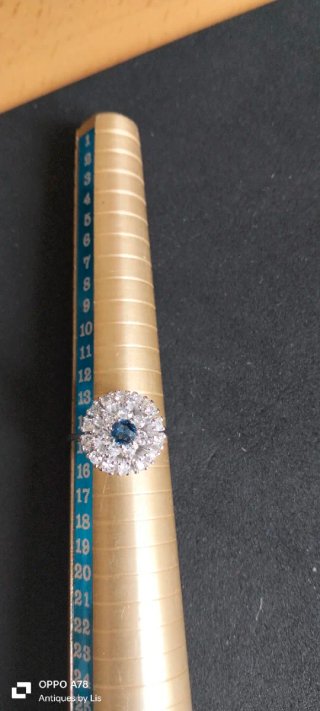 Anillo con piedra azul y detalles plateados