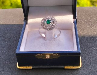 Anillo con piedra azul y detalles plateados