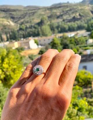 Anillo con piedra azul y detalles plateados