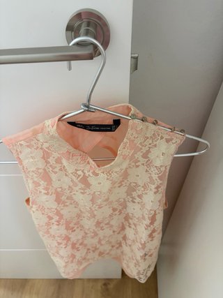 Blusa sin mangas rosa y blanco de encaje