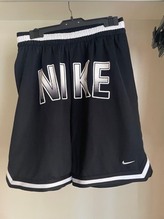 Pantalón corto Nike negro con cremallera