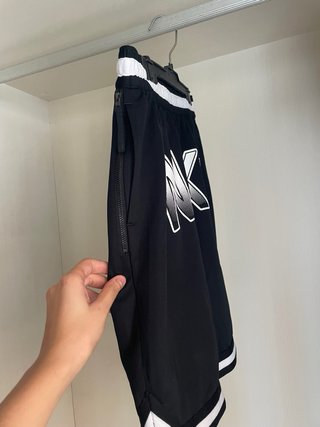 Pantalón corto Nike negro con cremallera
