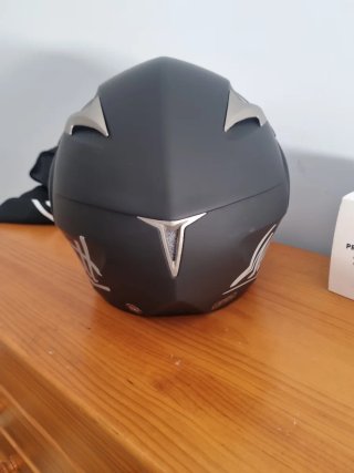 Casco de moto negro con visera talla M