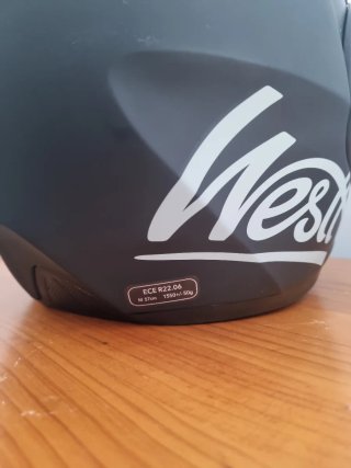 Casco de moto negro con visera talla M