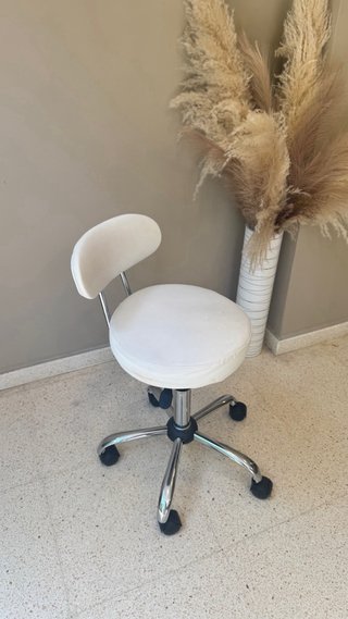 Taburete de estética blanco y plateado hidráulico