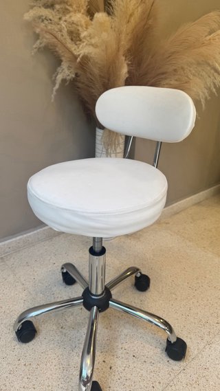 Taburete de estética blanco y plateado hidráulico