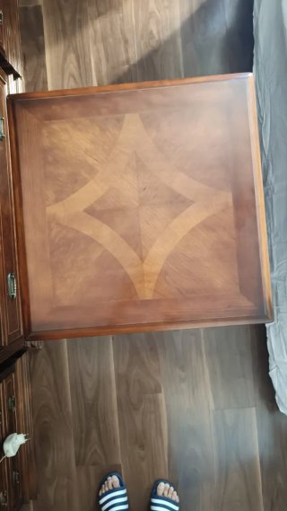 Mesa auxiliar clásica de madera