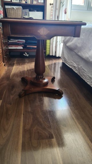 Mesa auxiliar clásica de madera