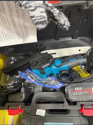 Mini motosierra 48V con batería y cargador