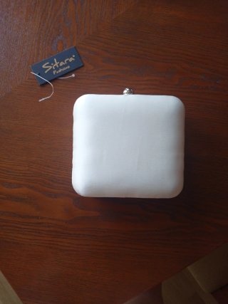 Bolso de fiesta joya blanco roto y plateado.