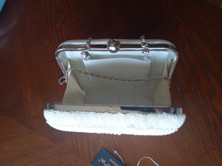 Bolso de fiesta joya blanco roto y plateado.