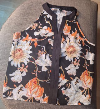 Top estampado flores negro, naranja, blanco.