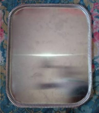Bandeja metálica con borde decorado