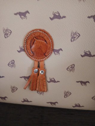 Bolso bandolera beige con cremallera