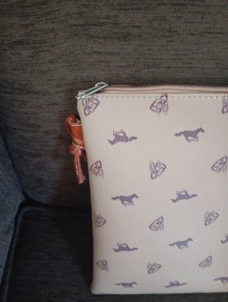Bolso bandolera beige con cremallera