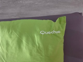 Colchón hinchable con saco y almohadas