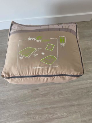 Colchón hinchable con saco y almohadas