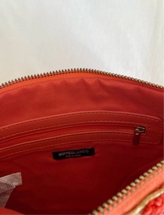 Bolso cartera naranja y pastel