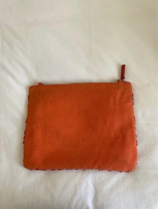 Bolso cartera naranja y pastel