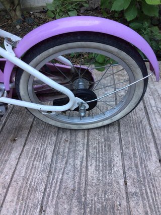 Bicicleta infantil blanca y rosa.