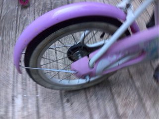 Bicicleta infantil blanca y rosa.
