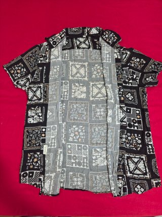 Hermosa camisa negra de hombre con estampado.